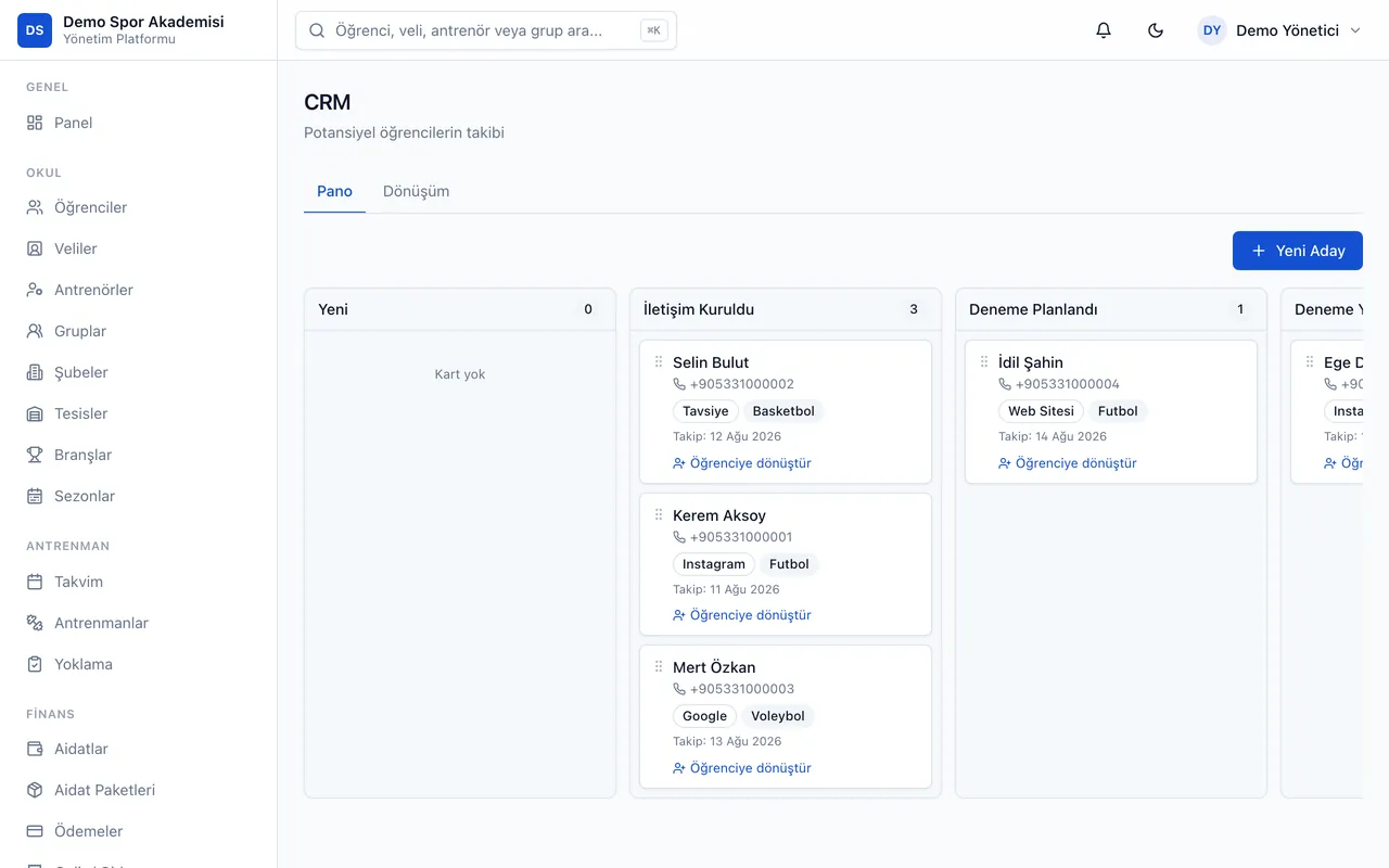 CRM ekranı: aday listesi; her satırda öğrenci adı, veli, telefon, ilgilendiği branş, kaynak ve durum sütunları. Web sitesinden gelen başvurular bu listeye düşüyor.